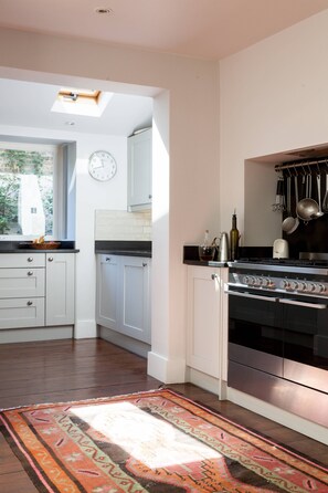 Apartment (2 Bedrooms) | Private kitchen | Microwave, oven, electric kettle, toaster