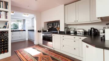 Apartment (2 Bedrooms) | Private kitchen | Microwave, oven, electric kettle, toaster