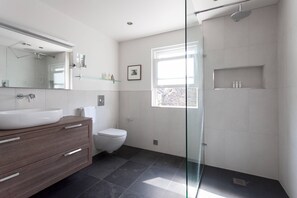Apartment (2 Bedrooms) | Bathroom - Afghan Road by Onefinestay (London)