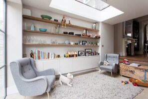 Apartment (4 Bedrooms) | Living area