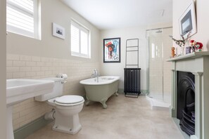 Apartment (2 Bedrooms) | Bathroom