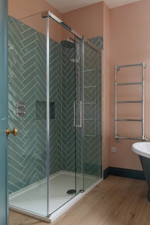Appartement (4 Bedrooms) | Salle de bain | Douche, serviettes fournies