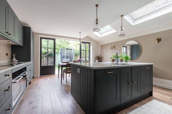 Lejlighed (4 Bedrooms) | Privat køkken | Mikrobølgeovn, opvaskemaskine, elkedel