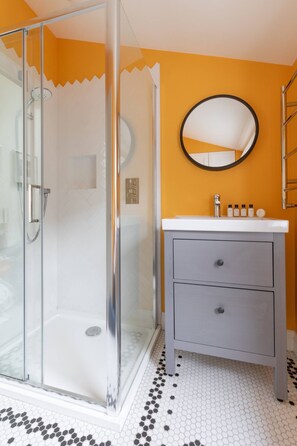 Apartamento (4 Bedrooms) | Baño | Ducha y toallas