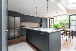 Appartement (4 Bedrooms) | Cuisine privée | Micro-ondes, four, lave-vaisselle, bouilloire électrique