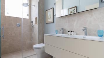 Apartment (2 Bedrooms) | Bathroom | Shower, towels