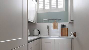 Apartment (2 Bedrooms) | Private kitchen | Microwave, oven, dishwasher, electric kettle