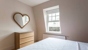 Apartment (3 Bedrooms) | 3 bedrooms, iron/ironing board, bed sheets