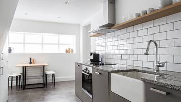 Apartment (3 Bedrooms) | Private kitchen | Microwave, oven, dishwasher, electric kettle