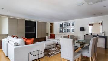 Apartment (3 Bedrooms) | Living area