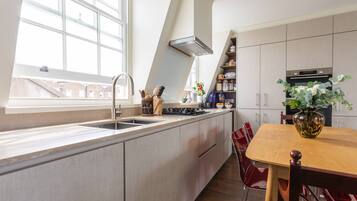 Apartment (2 Bedrooms) | Private kitchen | Microwave, oven, dishwasher, electric kettle