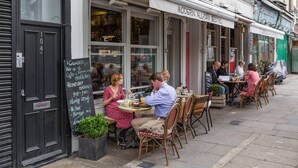 Outdoor dining - Codrington Mews III by Onefinestay (London)