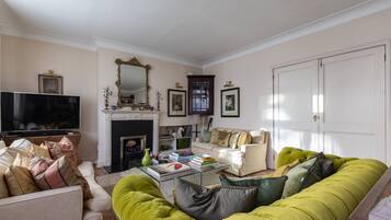 Apartment (3 Bedrooms) | Living area