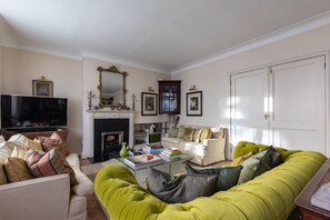 Apartment (3 Bedrooms) | Living area - Courtfield Mews by Onefinestay (London)