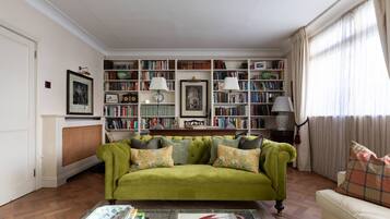 Leilighet (3 Bedrooms) | Oppholdsområde