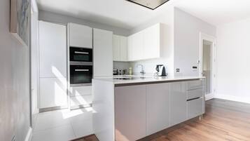 Departamento (3 Bedrooms) | Cocina privada | Microondas, horno, lavavajillas y tetera eléctrica