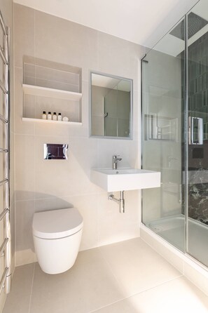 Lejlighed (2 Bedrooms) | Badeværelse | Bruser, hårtørrer, håndklæder, Sæbe