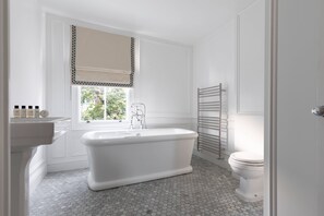 Apartment (2 Bedrooms) | Bathroom | Towels - Edith Grove Viii by Onefinestay (London)