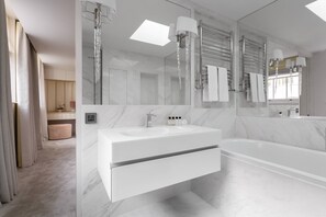 Apartment (3 Bedrooms) | Bathroom | Towels - Eaton Mews South by Onefinestay (London)