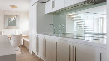 Apartamento (3 Bedrooms) | Cozinha privada | Geladeira, fogão, lava-louças, chaleira elétrica