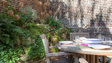 تناول الطعام بالخارج