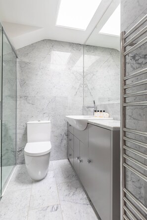 Apartment (2 Bedrooms) | Badezimmer | Handtücher