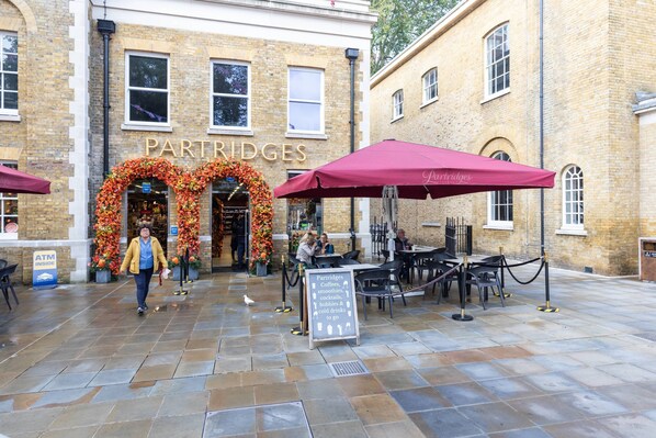 Outdoor dining - Draycott Place VII by Onefinestay (London)