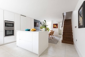 Refrigerador, microondas, horno, lavavajillas