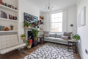 Apartment (3 Bedrooms) | Living area