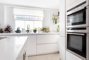 Apartment (3 Bedrooms) | Eigene Küche | Kühlschrank, Mikrowelle, Ofen, Geschirrspüler