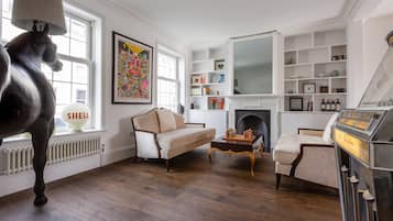 Apartment (3 Bedrooms) | Living area