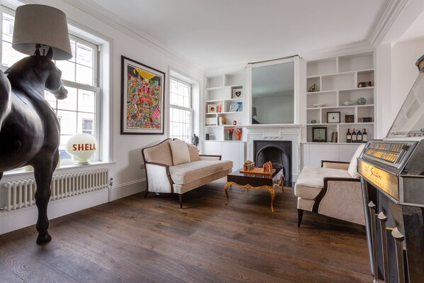 Apartment (3 Bedrooms) | Living area - Fulham Road X by Onefinestay (London)
