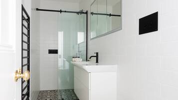 Apartment (3 Bedrooms) | Bathroom | Shower, hair dryer, towels, soap