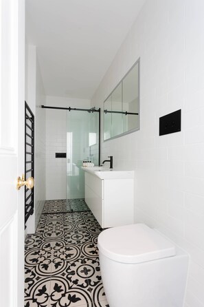 Apartment (3 Bedrooms) | Bathroom | Shower, hair dryer, towels, soap