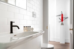 Apartment (3 Bedrooms) | Bathroom - Fulham Road X by Onefinestay (London)