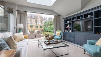 Apartment (4 Bedrooms) | Living area