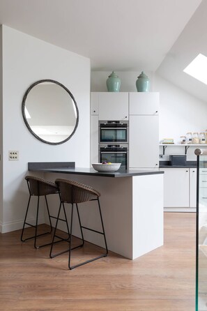 Apartament (4 Bedrooms) | Cuina privada | Frigorífic, microones, forn i rentaplats