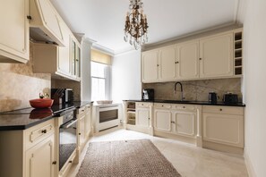 Apartment (3 Bedrooms) | Private kitchen | Microwave, oven, dishwasher, electric kettle - Fitzjames-avenue IV by Onefinestay (London)