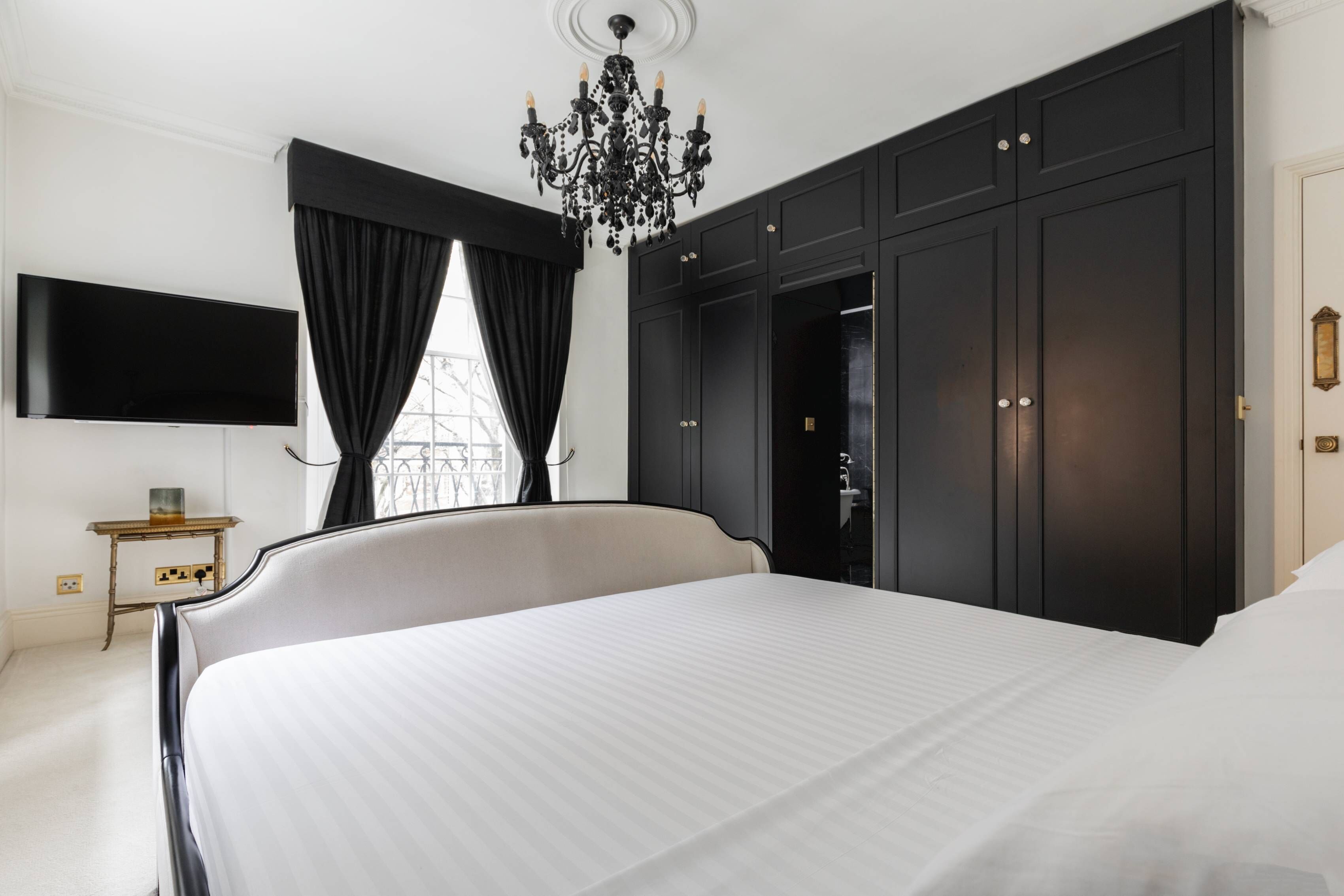 3 عدّة غرف نوم وملاءات أسرّة