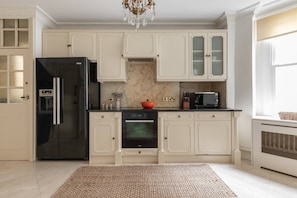 Apartment (3 Bedrooms) | Eigene Küche | Mikrowelle, Ofen, Geschirrspüler, Wasserkocher