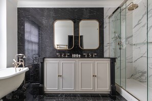 Departamento (3 Bedrooms) | Baño | Secadora de cabello, toallas, jabón, shampoo 