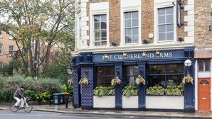 Un edificio con un letrero que dice "The Cumberland Arms".