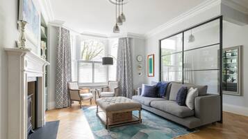 Apartment (5 Bedrooms) | Living area