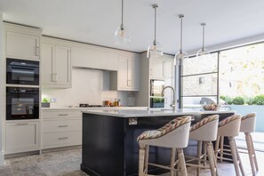 公寓 (5 Bedrooms) | 私人廚房 | 電冰箱、微波爐、烤箱、洗碗機