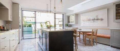 Apartment (5 Bedrooms) | Private kitchen