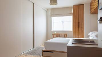 2 عدّة غرف نوم وملاءات أسرّة