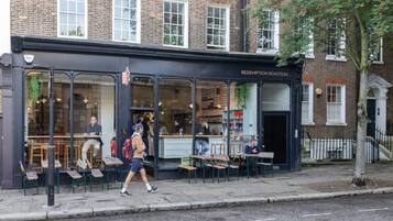 تناول الطعام بالخارج