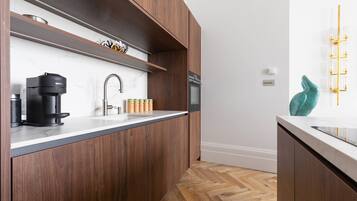 Apartment (1 Bedroom) | Private kitchen | Microwave, oven, dishwasher, electric kettle