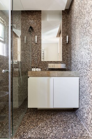 Apartment (3 Bedrooms) | Bathroom | Towels - Hans Road II by Onefinestay (London)