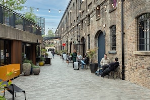 Outdoor dining - Keystone Crescent by Onefinestay (London)